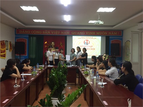 Chi bộ Trường mầm non Hồng Tiến tổ chức kết nạp  quần chúng ưu tú ra nhập hàng ngũ của Đảng vào dịp kỷ niệm ngày thương binh liệt sĩ 27/7/2019